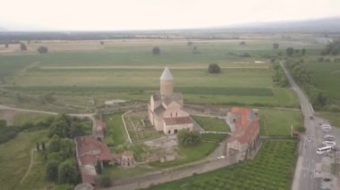 Telavi town yakınındaki Kaheti bölgesinde yer alan Gürcistan, Alaverdi manastır en büyük kutsal nesnelerden birini için havadan görünümü