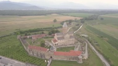 Telavi town yakınındaki Kaheti bölgesinde yer alan Gürcistan, Alaverdi manastır en büyük kutsal nesnelerden birini için havadan görünümü