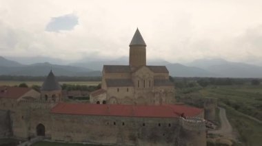 Telavi town yakınındaki Kaheti bölgesinde yer alan Gürcistan, Alaverdi manastır en büyük kutsal nesnelerden birini için havadan görünümü