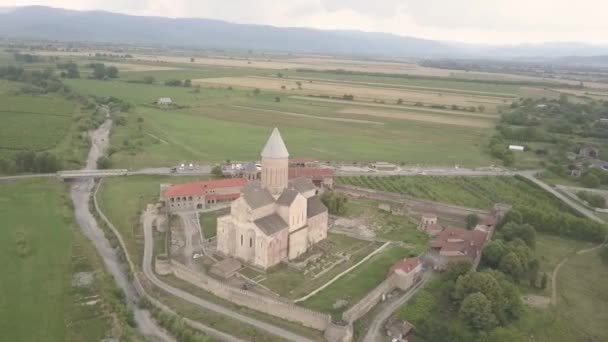 カヘチ地方 テラヴィの町の近くに位置するジョージア州最大の神聖なオブジェクトの Alaverdi の修道院に空撮 — ストック動画