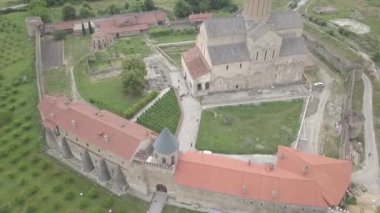 Telavi town yakınındaki Kaheti bölgesinde yer alan Gürcistan, Alaverdi manastır en büyük kutsal nesnelerden birini için havadan görünümü