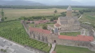 Telavi town yakınındaki Kaheti bölgesinde yer alan Gürcistan, Alaverdi manastır en büyük kutsal nesnelerden birini için havadan görünümü
