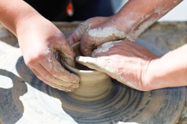 Seramik öğretmek çömlekçi çarkında kil ile çalışır.