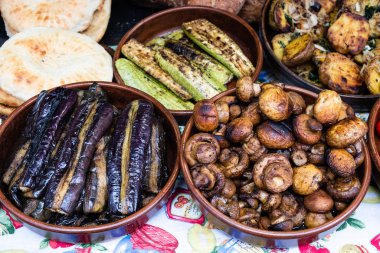 Sokak yemeği festivalinde ızgara sebze.
