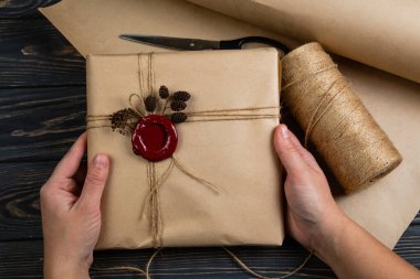 Kraft kağıt, dize ile bağlı paket hediye sürecinin sarılı