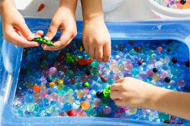 çocuk renkli cam top ile oynuyor, renkli toplarla oyun oynuyor,