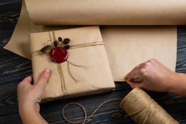 Kraft kağıt, dize ile bağlı paket hediye sürecinin sarılı