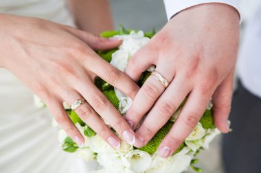 damat ve gelinin nikah yüzükleri ile elele