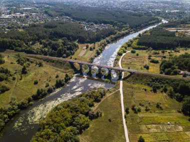 Sluch, Novograd Volynsky, Ukrayna üzerindeki güzel demiryolu köprüsü.
