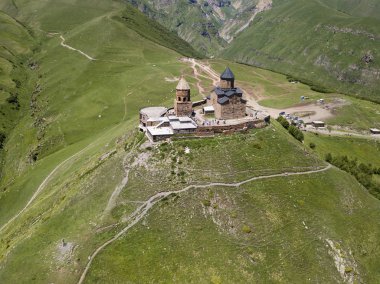 Kazbegi Dağı'nın altında, Gürcistan'ın Gergeti köyü yakınlarındaki Gergeti Trinity Kilisesi veya Tsminda Sameba'ya havadan görünüm