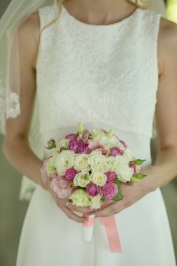 Güzel düğün buketi Gelinin ellerinde