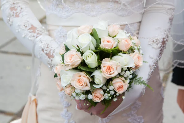 El ramo hermoso de boda en las manos de la novia — Foto de Stock