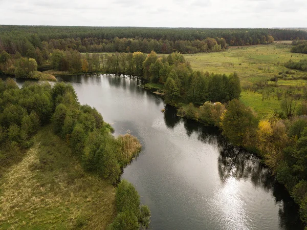 Vista aérea do rio Snov no outono perto da aldeia de Sednev, Ucrânia . — Fotografia de Stock