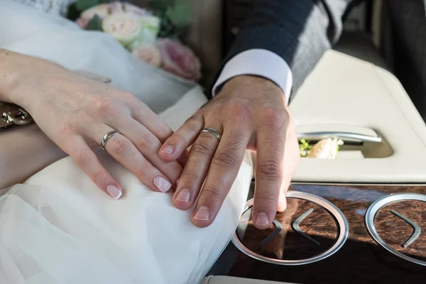 신랑과 신부는 결혼 반지와 함께 손을 잡고 — 스톡 사진