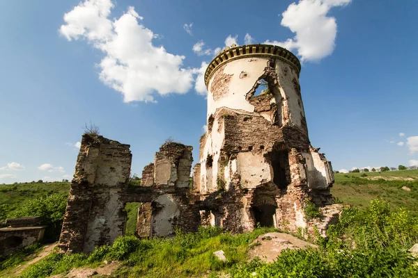Руины старого замка в селе Червоноград. Украина — стоковое фото