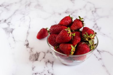 mutfak masasının üzerinde taze çilek