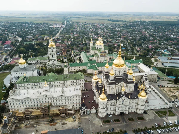 Пташиного польоту до Успенська Почаївська Лавра в Україні — стокове фото