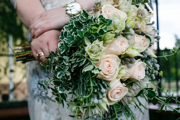 Hermoso ramo de boda en manos de la novia —  Fotos de Stock