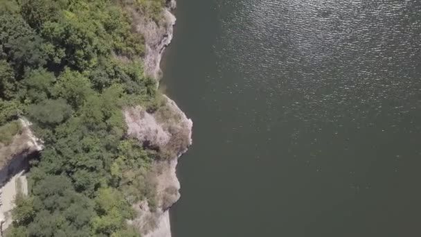 Baía de Bakota, Ucrânia, vista aérea panorâmica para Dniester, pedras acima da água azul do lago, dia ensolarado — Vídeo de Stock