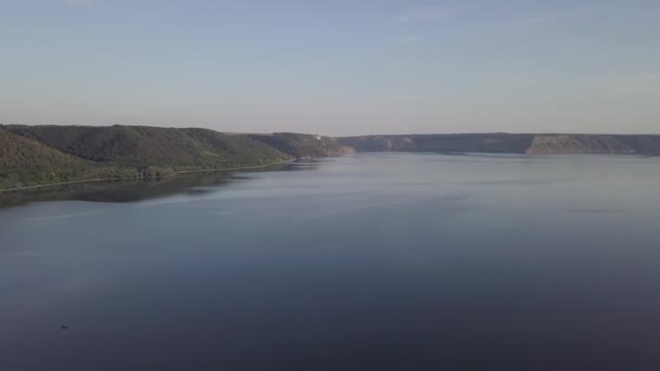 Bahía de Bakota, Ucrania, vista aérea panorámica a Dniester, piedras sobre el agua azul del lago, día soleado — Vídeo de stock