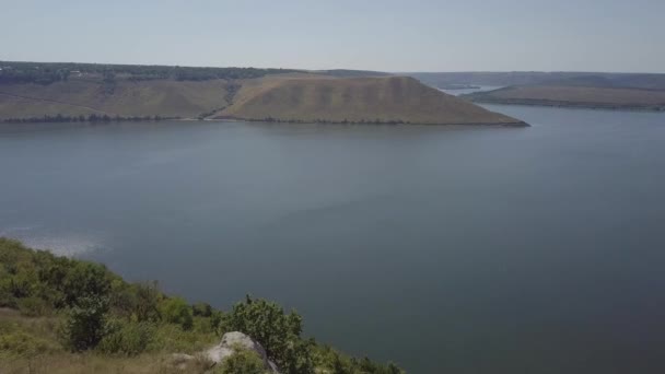 Bahía de Bakota, Ucrania, vista aérea panorámica a Dniester, piedras sobre el agua azul del lago, día soleado — Vídeos de Stock