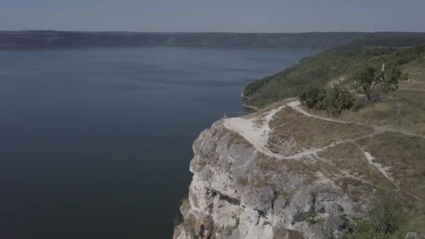 Vista panorámica del monasterio de rocas Bakota en el río Dniester, Ucrania — Vídeo de stock