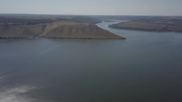 Baie de Bakota, Ukraine, vue aérienne panoramique sur Dniester, pierres au-dessus du lac eau bleue, journée ensoleillée 