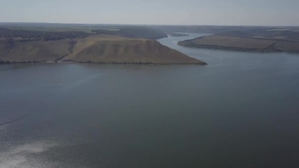 Bakota 베이, 우크라이나, Dniester, 아름 다운 공중 보기 파란 호수 물 위에 돌 화창한 날 — 비디오