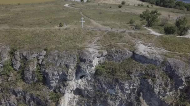 Vue panoramique monastère rocheux Bakota sur la rivière Dniester, Ukraine — Video