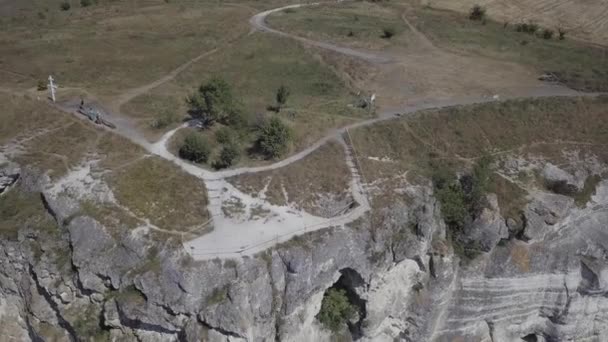 Vue panoramique monastère rocheux Bakota sur la rivière Dniester, Ukraine — Video