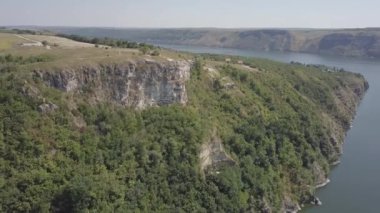 Bakota defne, Ukrayna, Dniester, doğal hava görünümüne taşlar Mavi Göl su üzerinde güneşli bir gün