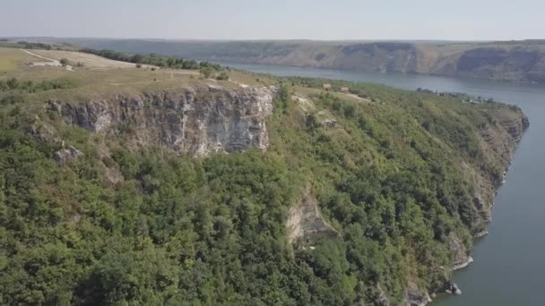 Baie de Bakota, Ukraine, vue aérienne panoramique sur Dniester, pierres au-dessus du lac eau bleue, journée ensoleillée — Video