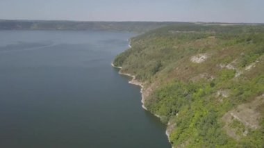 Batı Ukrayna 'nın Khmelnitskiy bölgesinde Dinyester Nehri üzerindeki Bakota Manastırı