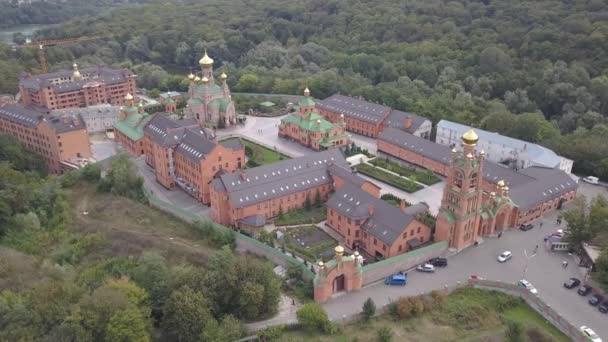 Luchtfoto van het orthodoxe klooster Goloseevo in Kiev, Oekraïne — Stockvideo