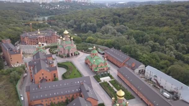 Aérea al monasterio ortodoxo Goloseevo en Kiev, Ucrania — Vídeos de Stock