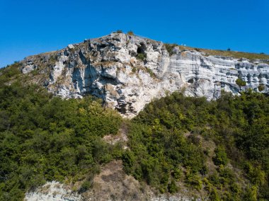 Batı Ukrayna 'nın Khmelnitskiy bölgesindeki Podilski tovtry Ulusal Parkı' ndaki Bakota Mağara Manastırı 'na.