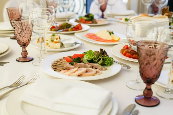 요리, 간식, 칼 붙이 연회 레스토랑 테이블에 대 한 제공, — 스톡 사진