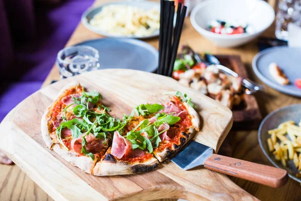 Pizza margarita en la mesa servida en el restaurante — Foto de Stock