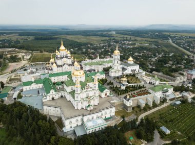 Ukrayna'da Dormition Pochayiv Lavra için havadan görünümü