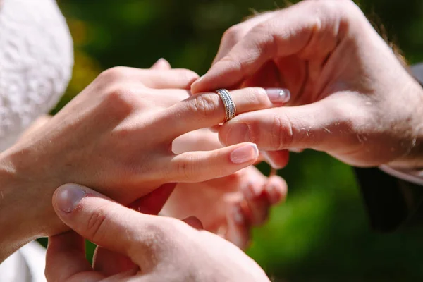 結婚指輪。選択と集中. — ストック写真