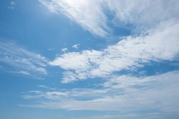 Beaux Nuages Blancs Été Ciel Bleu — Photo