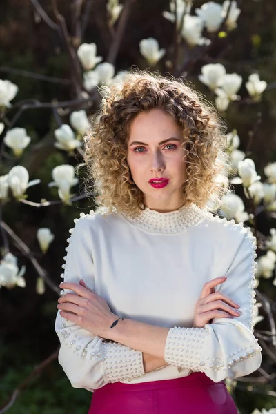 Retrato Hermosa Chica Con Pelo Largo Rizado Blusa Blanca Camina — Foto de Stock