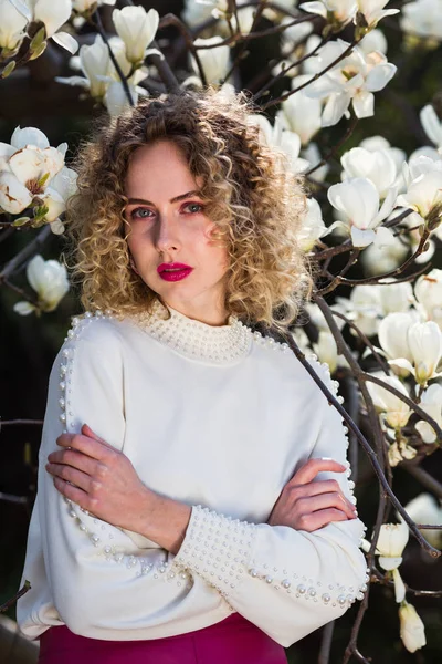 Retrato Hermosa Chica Con Pelo Largo Rizado Blusa Blanca Camina — Foto de Stock