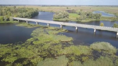 Ukrayna 'nın Chernihiv bölgesindeki Desna nehri üzerindeki otoyol köprüsü