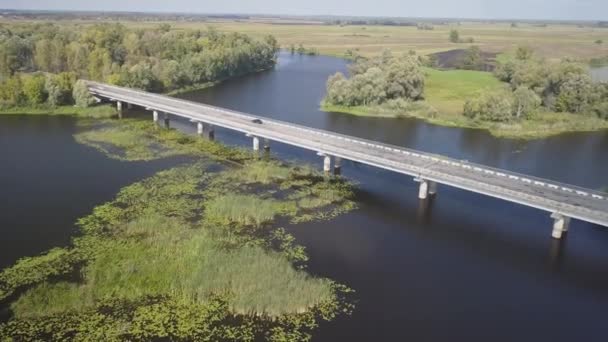 Auto ponte rodoviária sobre o rio Desna na região de Chernihiv, Ucrânia — Vídeo de Stock