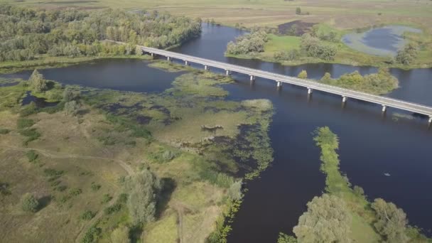 Automatisk vägbro över floden Desna i Tjernihiv-regionen, Ukraina — Stockvideo