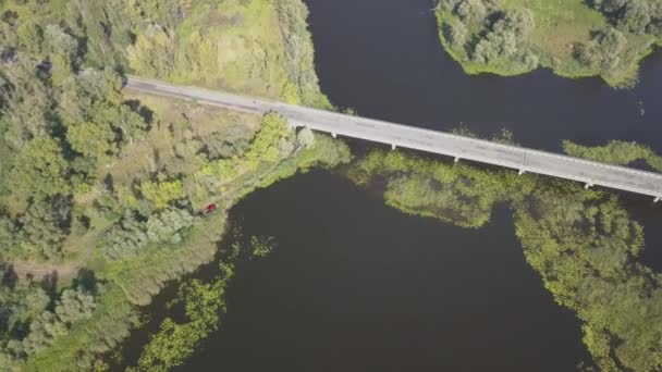 Automatisk vägbro över floden Desna i Tjernihiv-regionen, Ukraina — Stockvideo