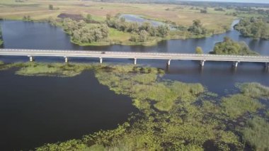 Ukrayna 'nın Chernihiv bölgesindeki Desna nehri üzerindeki otoyol köprüsü