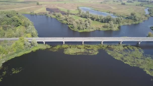 Auto puente de carretera sobre el río Desna en la región de Chernihiv, Ucrania — Vídeo de stock