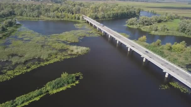 Ponte stradale automatico sul fiume Desna nella regione di Chernihiv, Ucraina — Video Stock